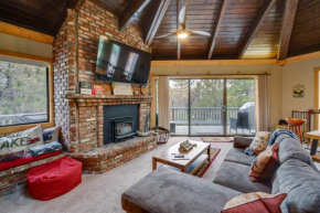 Big Bear Cabin with Hot Tub 3 Mi to Skiing!